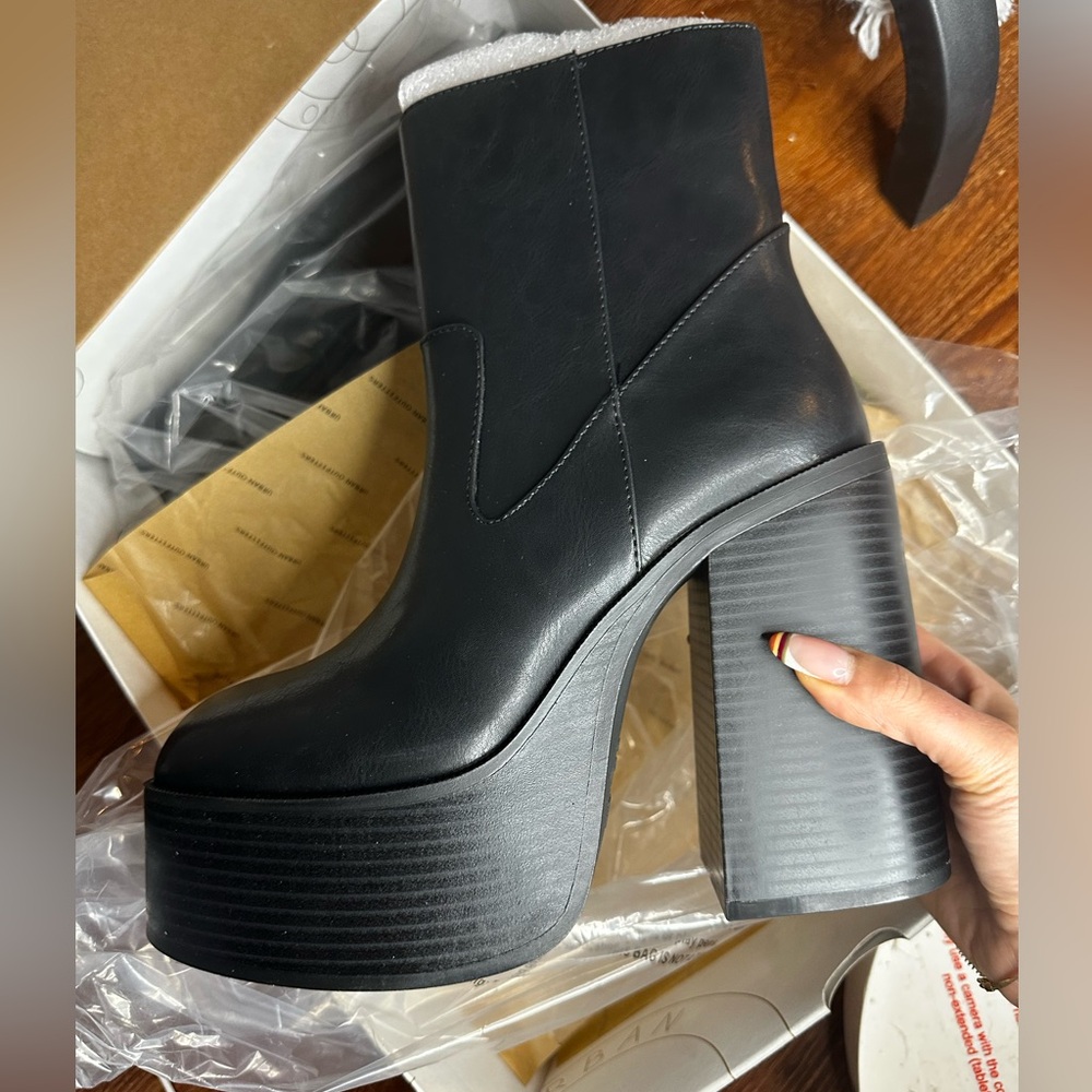Urban Outfitters Platform Chunky black boot women’s sz 8